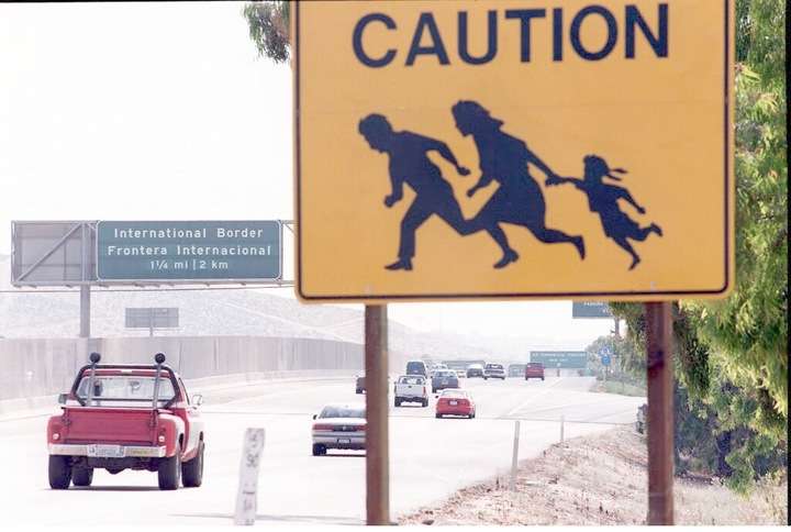 Señal de precaución en una zona fronteriza de México. Foto AFP. Hector Mata.