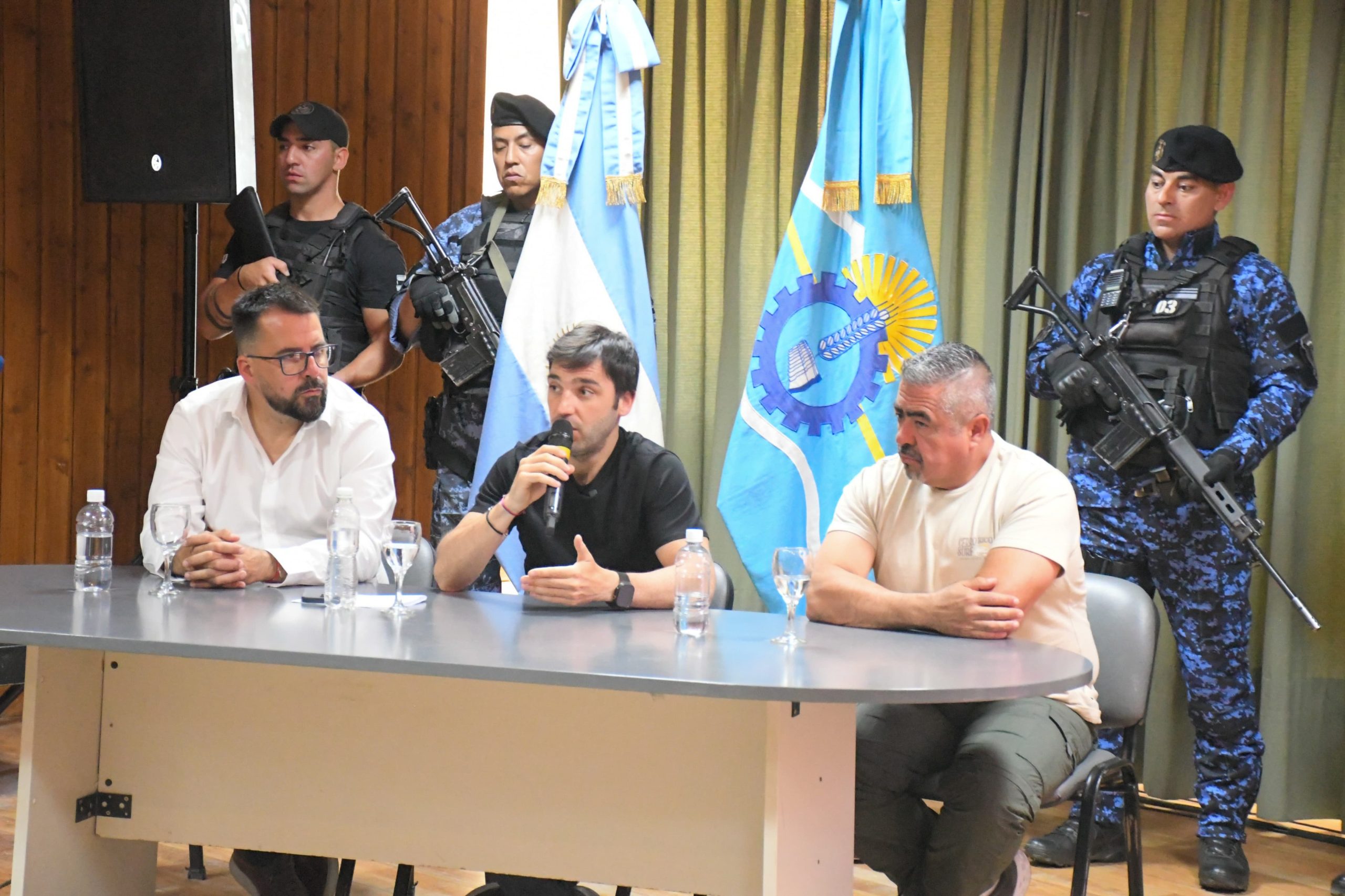 "Funcionarios y autoridades en el acto de lanzamiento del Comando Unificado Comarcal en Esquel"