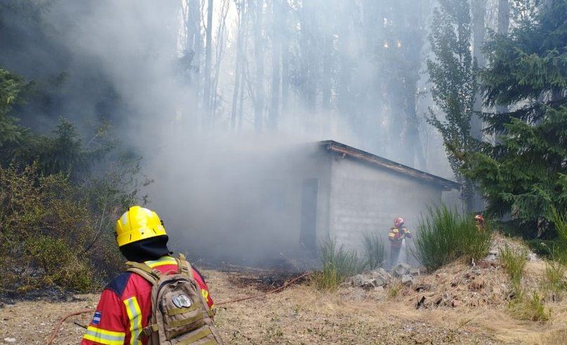 Más de 400 personas participan en el operativo para controlar el incendio de Epuyén