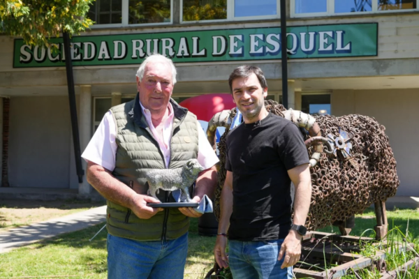 "El gobernador Ignacio Torres visitando la Sociedad Rural de Esquel"