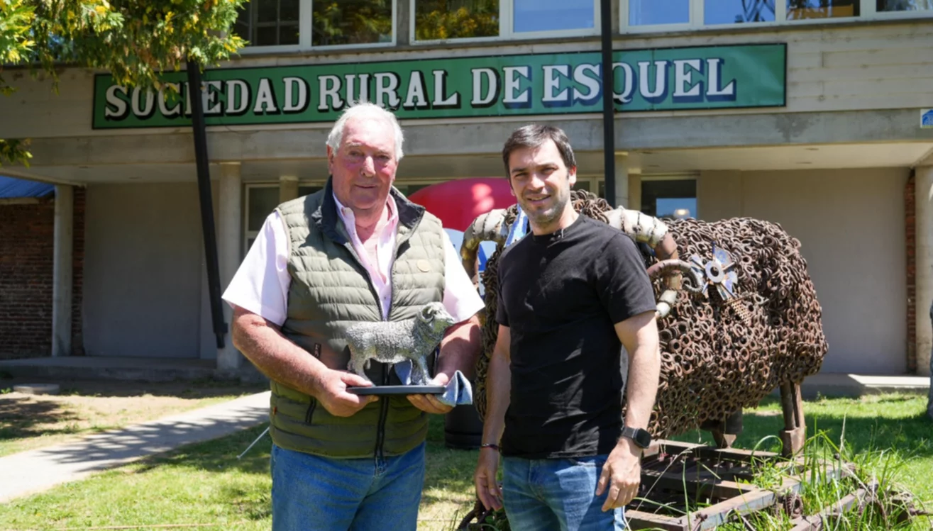 "El gobernador Ignacio Torres visitando la Sociedad Rural de Esquel"