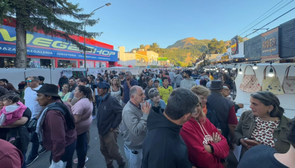 Vecinos de esquel disfrutando de un paseo de compras en el centro de la ciudad