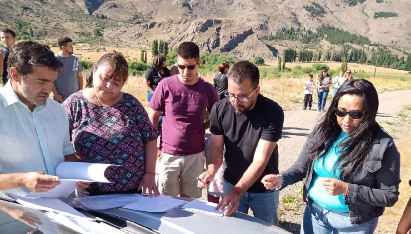 "Familias de Esquel recibiendo lotes con servicios en Valle Chico"