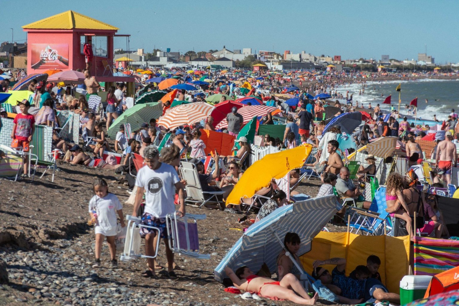 "Personas disfrutando de un día soleado en Playa Unión"